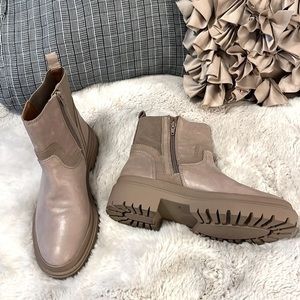 Lucky Brand Eabile Clay Tan Leather Chelsea Lug Sole Ankle Zipper Boots Sz 9